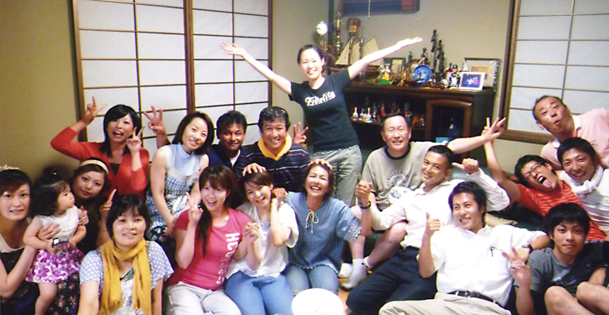 写真は社員親睦会( バーベキュー・パーティー) の1コマ/ 社長宅にて